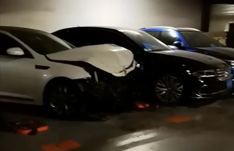 重庆一特斯拉车库突然加速撞墙再撞车,这次是代驾的锅_腾讯新闻
