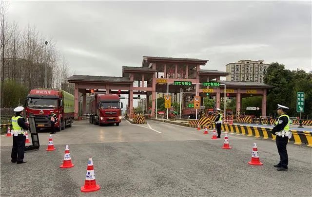 【网络中国节·清明】梁平高速交巡警坚守岗位保畅护平安