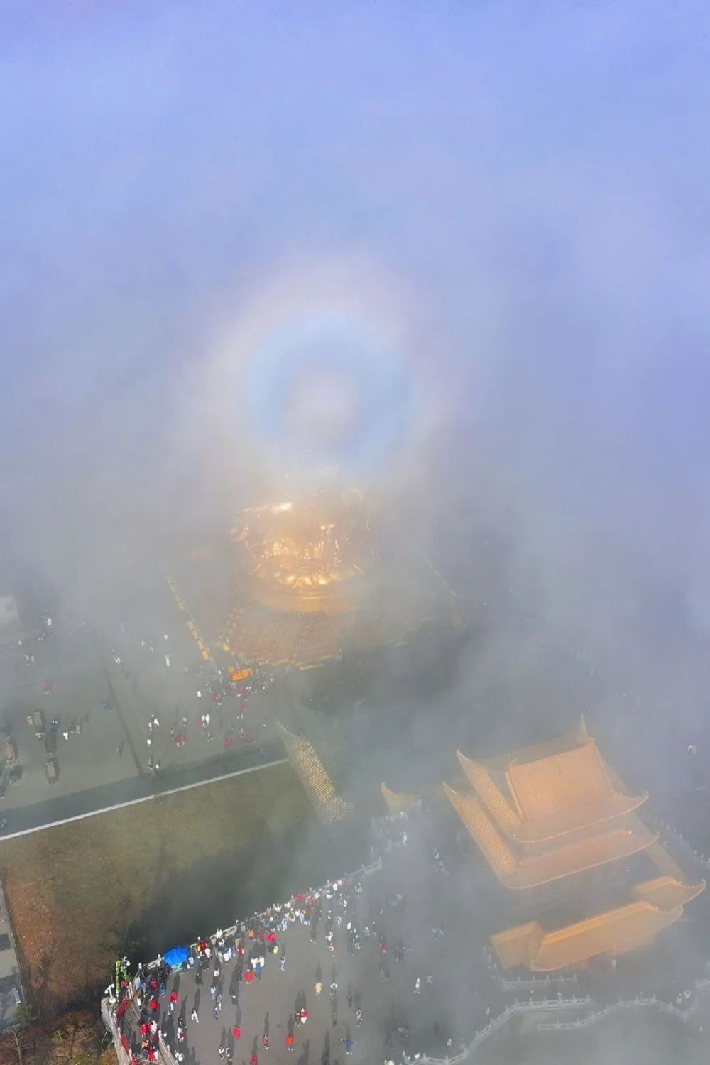 你来我往的金顶香火延绵,佛光云影无论风云如何变幻它都是朝圣者心中