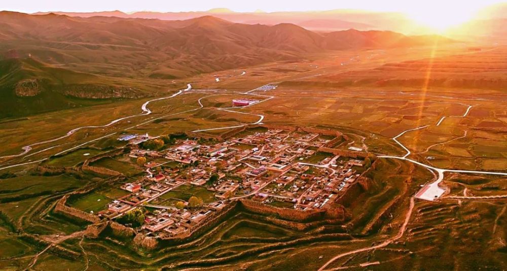 甘加镇:碧草蓝天常相伴 牧旅融合共发展_腾讯新闻