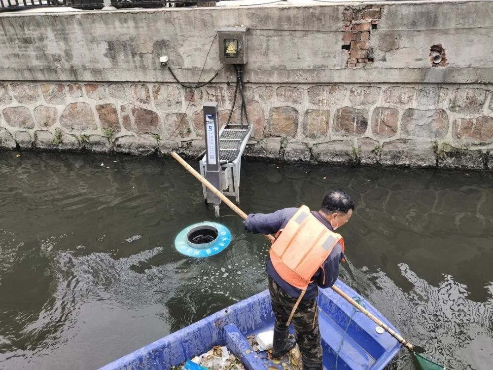 据了解,这款水面垃圾自动收集器能通过跌水曝气技术,持续向水体中充氧