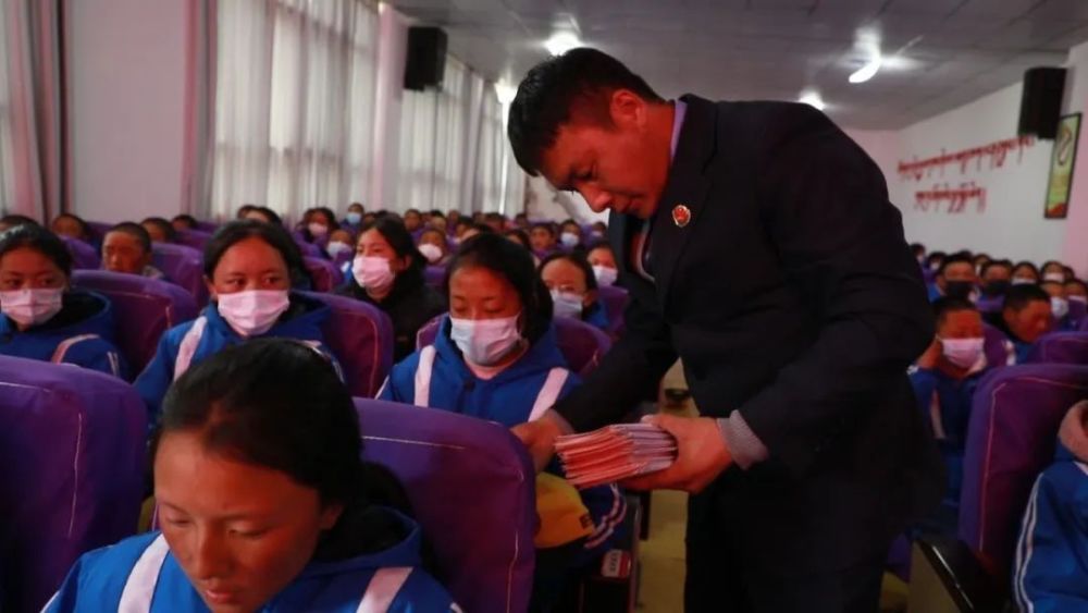 近日,巴青县人民检察院联合巴青县公安局交警大队在巴青县中学开展"