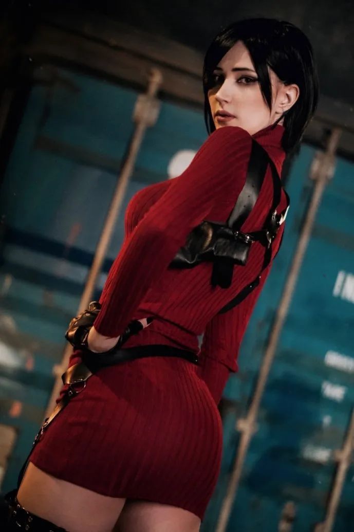 俄妹cos《生化危机4重制版》艾达王 短裙皮靴大姐姐_腾讯新闻