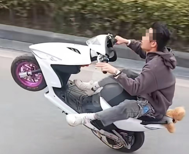 辖区的桂阳公路上一群年轻人驾驶电动车结伴飙车玩"翘头"