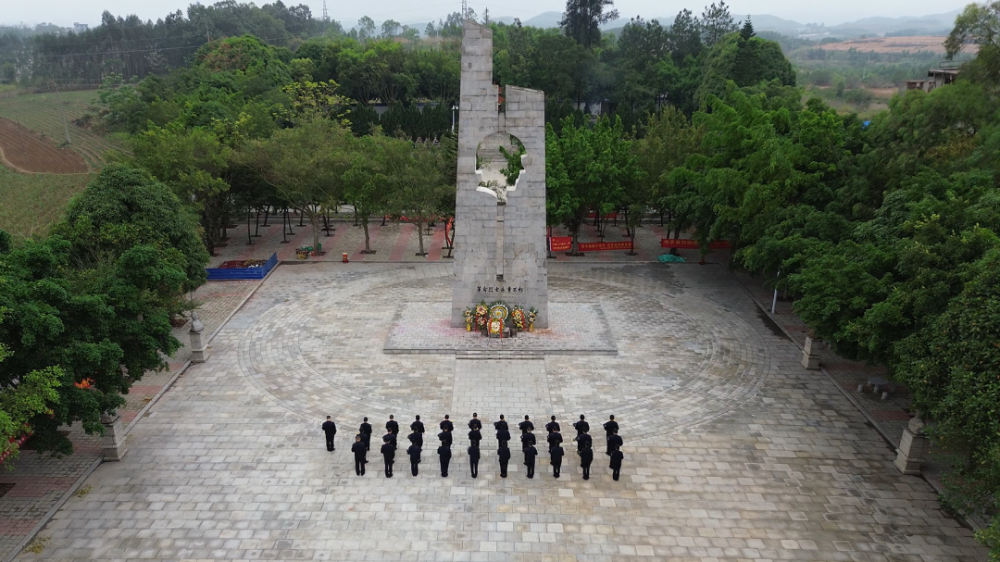 在清明节到来之际,宁明边境管理大队组织民警辅警前往宁明县烈士陵园