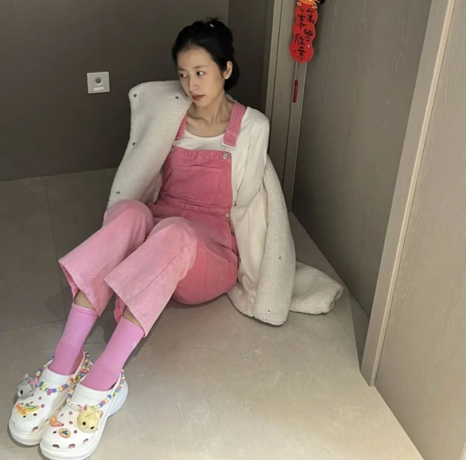 和周雨彤一起穿上粉色拥抱春天