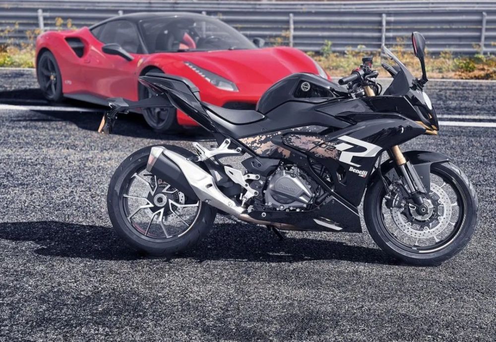 而tornado成名是在1999年的米兰车展上,贝纳利首次亮相的三缸tornado