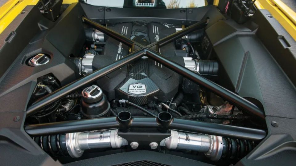 但不变的却是兰博基尼对于v12发动机的坚持