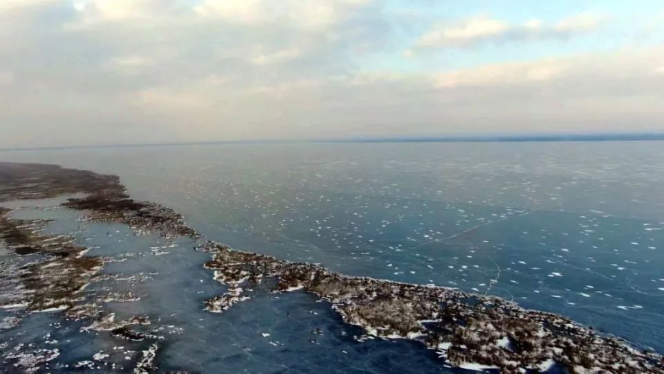 宛若莽莽苍原它冰封千里 一望无际冬季好似宽阔大海它碧波万顷 烟波