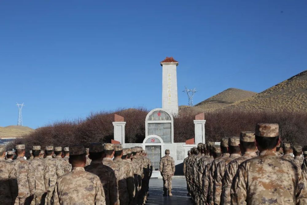 清明时节,第76集团军某旅官兵走进狮泉河烈士陵园缅怀雪域忠魂