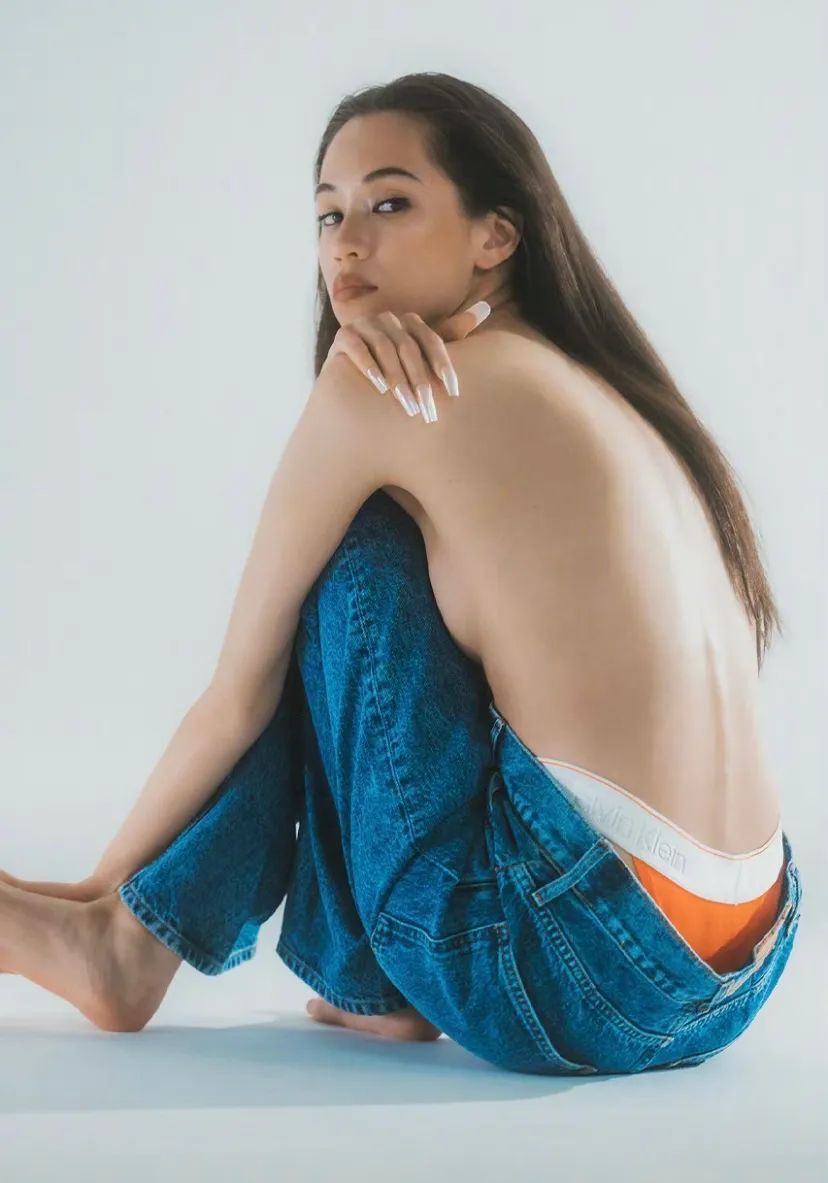 近期释出的辣妹大片,从 kendall 到 jennie,无一不是火