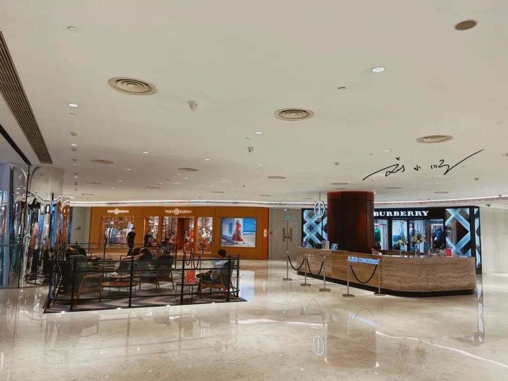 重庆这家高档商场,就在解放碑附近,以前有lv专卖店,后来却改名_腾讯