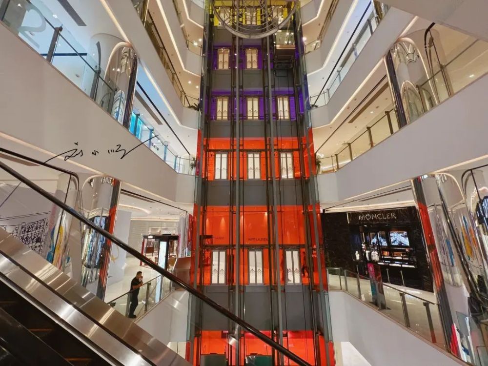 原来,"重庆时代广场"以前名叫"美美百货",可以说曾经风光一时,连重庆