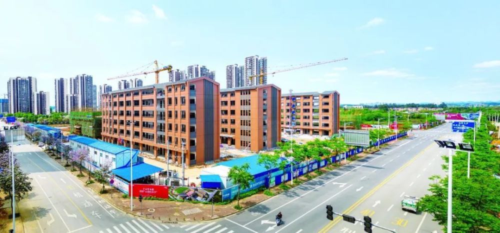 6日下午,记者在位于柳北区维义路上的市第十五中学本部滨江西校区项目