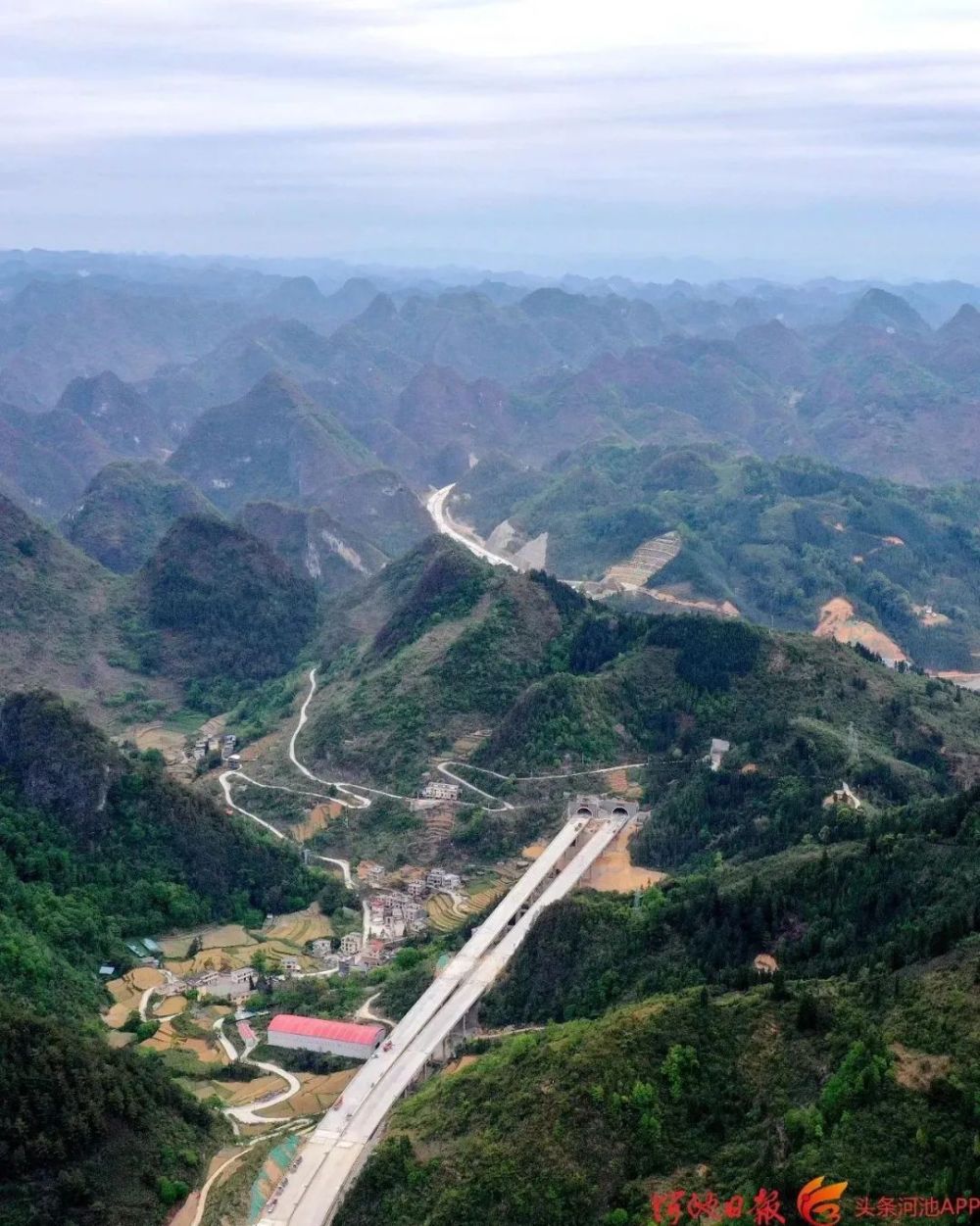 鳳山,連接天峨和巴馬,是廣西首次在山嶺重丘區修建的雙向六車道高速