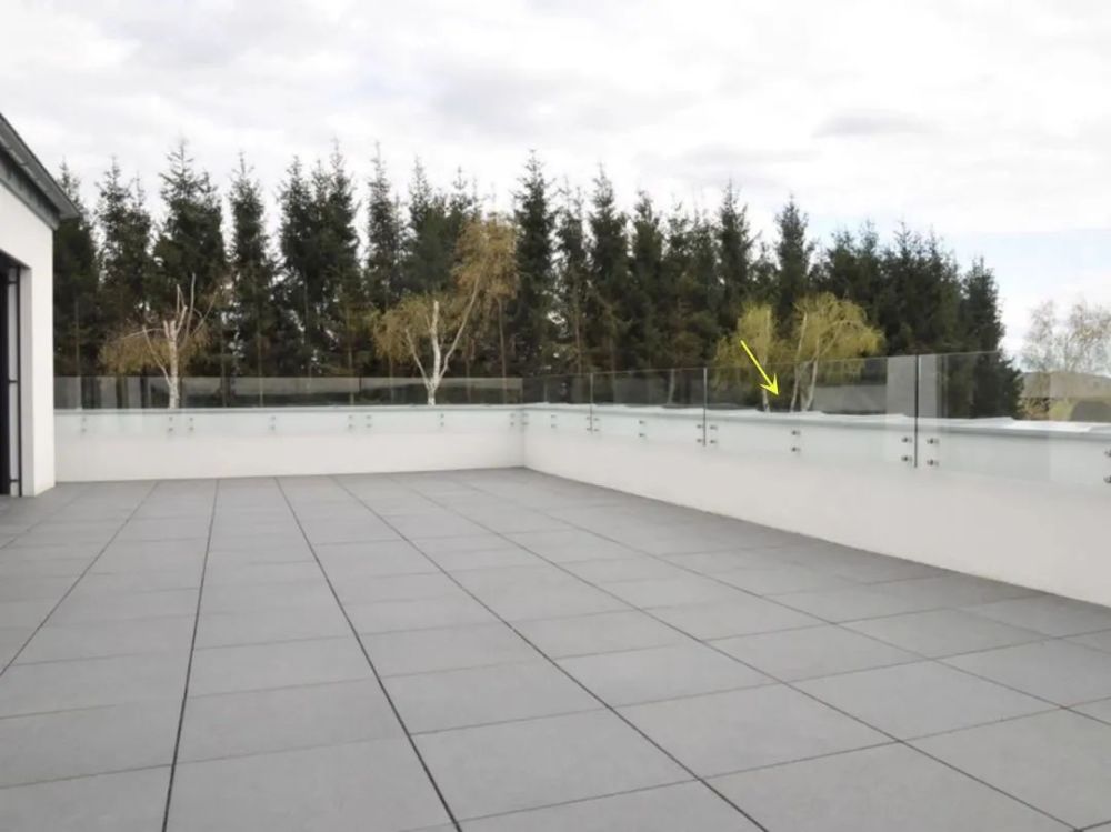 顶楼露台护栏太矮,加一截玻璃围起来,通透不挡视野,有孩子放心_腾讯