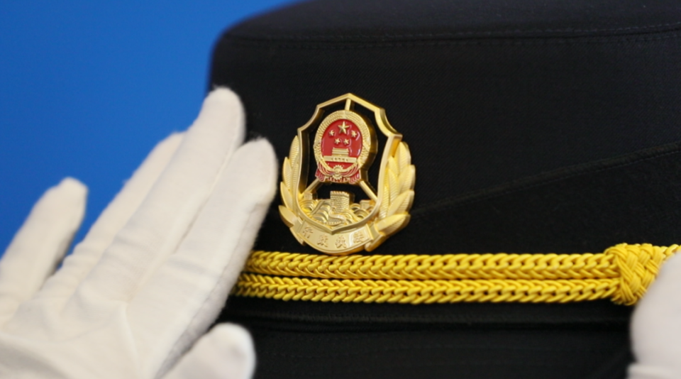 新制服的主色调为藏青色,按照规定佩戴胸号,胸徽,帽徽,肩章,臂章等