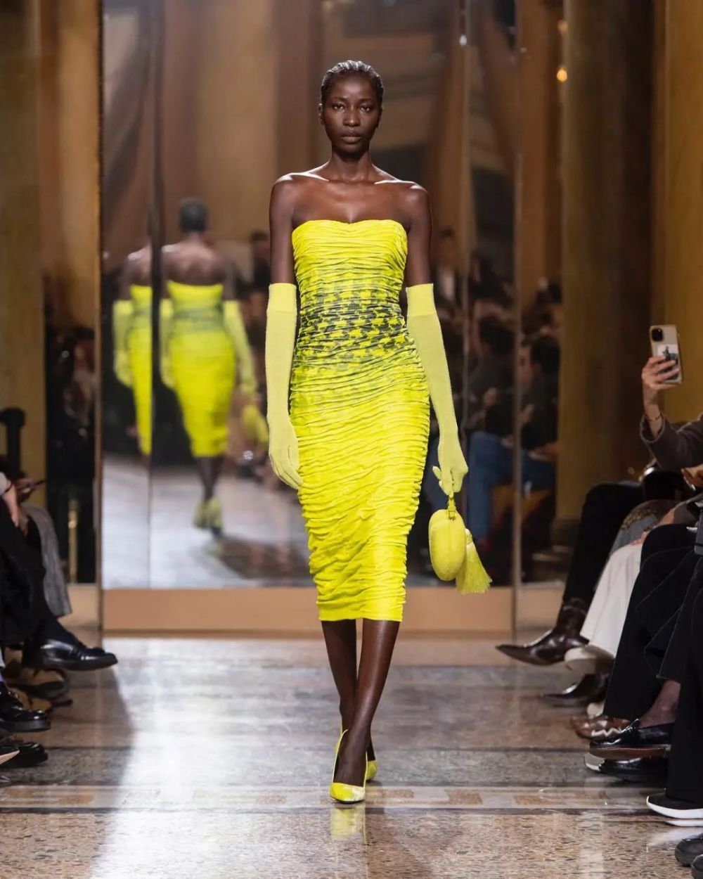 色调,仿佛让整个秀场都注入了几分"生机"▼但是,我必须要强调的一点是