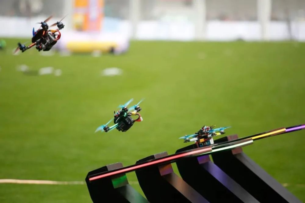 今晚全国最高水准的无人机竞速赛事在金山开幕