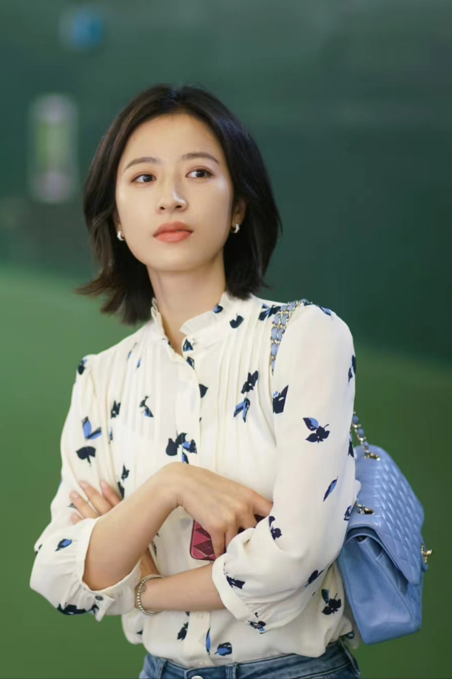 扒了周雨彤在新剧里的穿搭,轻职场风太适合上班族参考了!_腾讯新闻