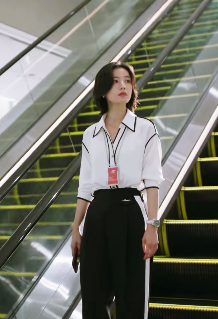扒了周雨彤在新剧里的穿搭,轻职场风太适合上班族参考了!