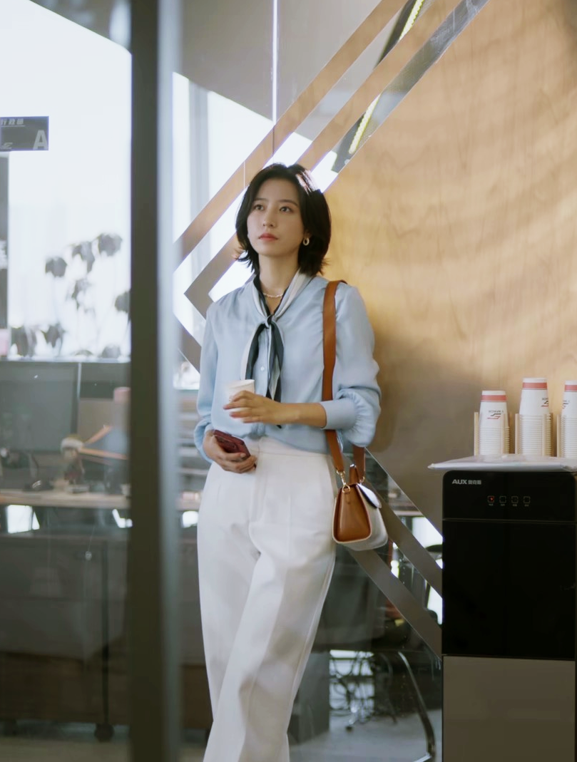 扒了周雨彤在新剧里的穿搭,轻职场风太适合上班族参考了!_腾讯新闻
