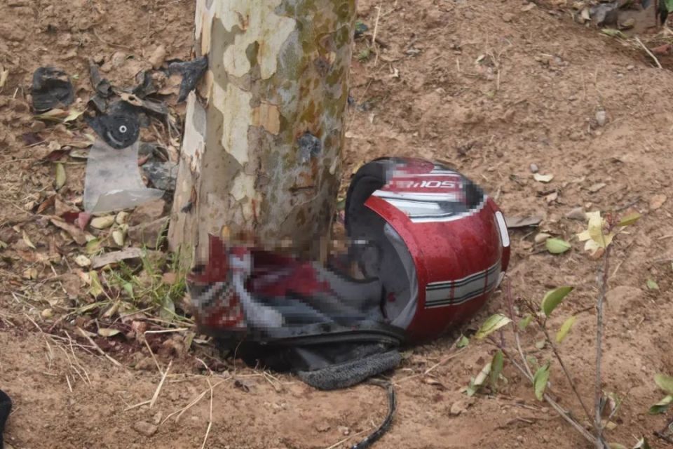 莒南一辆摩托车冲进绿化带,驾驶人头部撞树!幸亏…_腾讯新闻