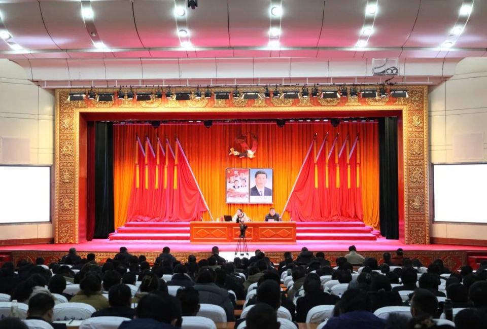 庄劲松主持召开市委理论学习中心组学习会暨羌塘大讲堂专题讲座