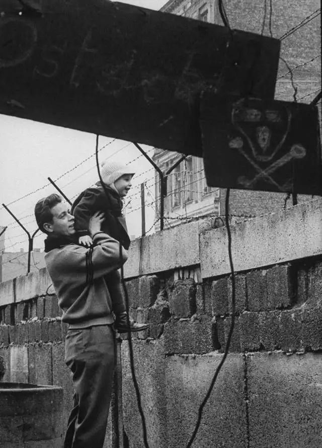 冷战时期的柏林墙:28张老照片,记录下残酷分界线的诞生!