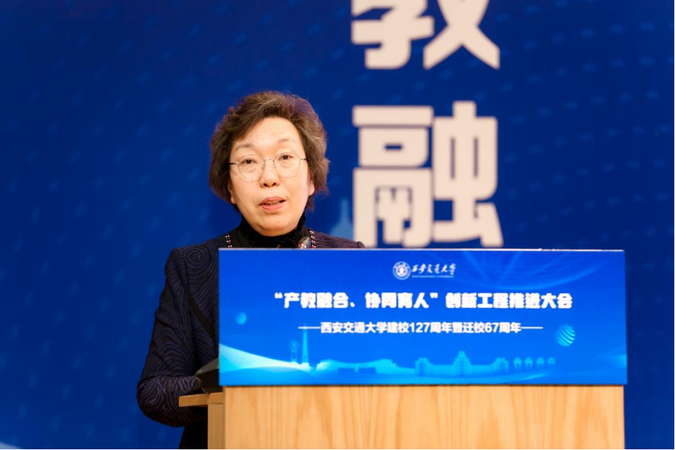 大会主报告环节在中国科学院院士何雅玲的主旨宣讲中拉开帷幕.