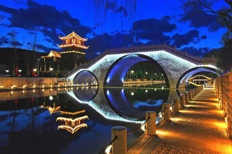 您共赴海河天街游船码头乘船欣赏海河两岸风光及海河天街美丽的夜景