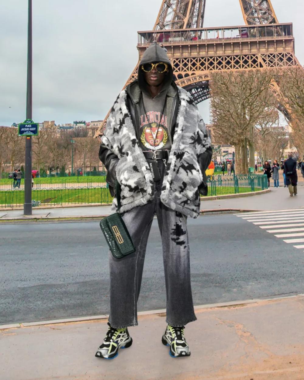 国际鞋履|从2023穿越到千禧年,你只需要一双y2k潮酷跑鞋!