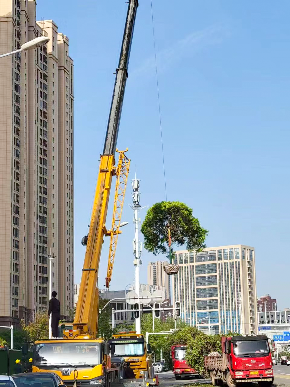 大货车大吊车齐上阵_腾讯新闻