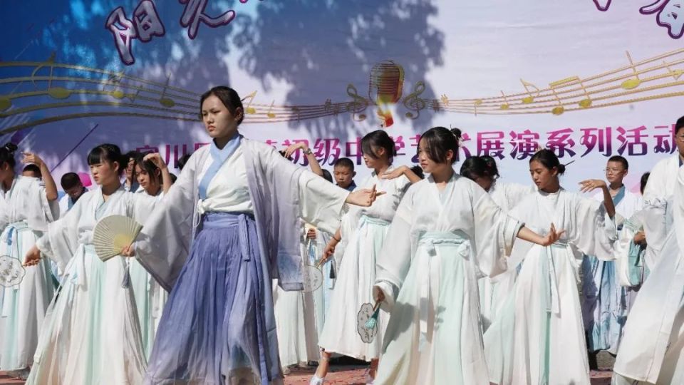 【大兴调查研究·记者走基层】宾川县城镇初级中学举行艺术展演系列