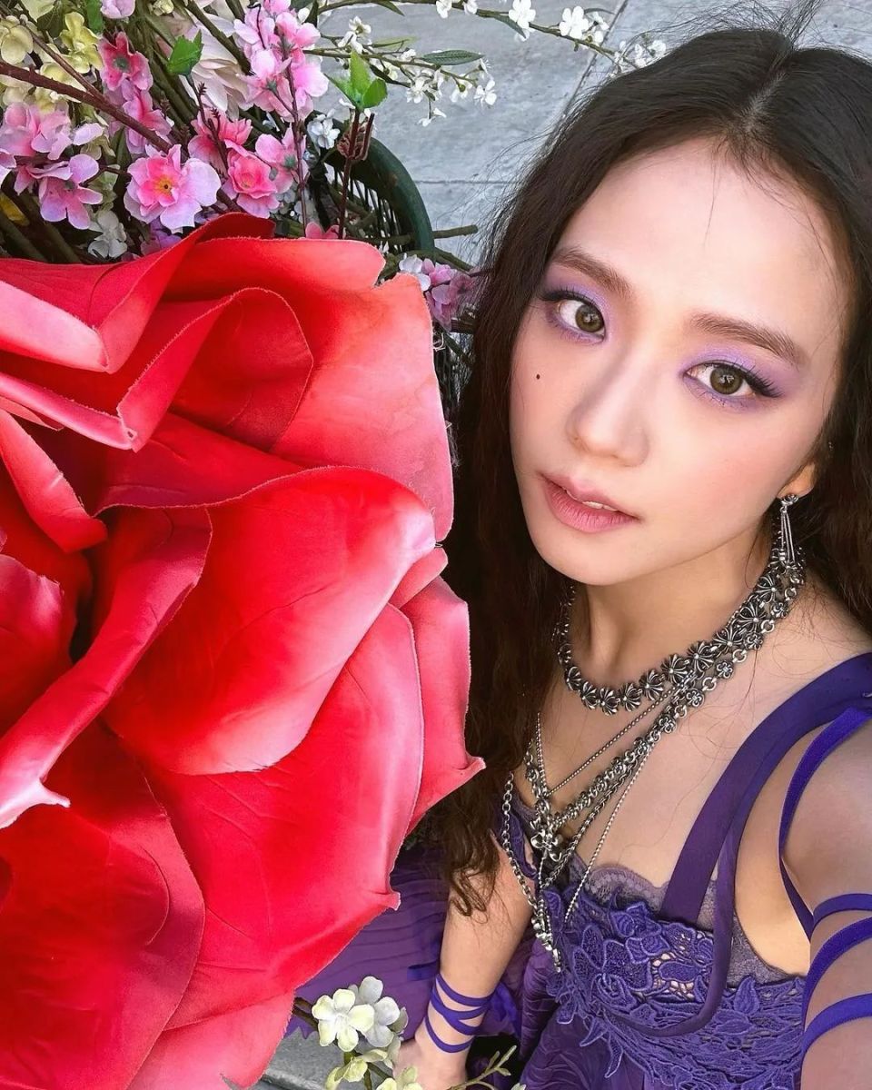 jisoo的"花仙子"mv,给足了女孩勇气!