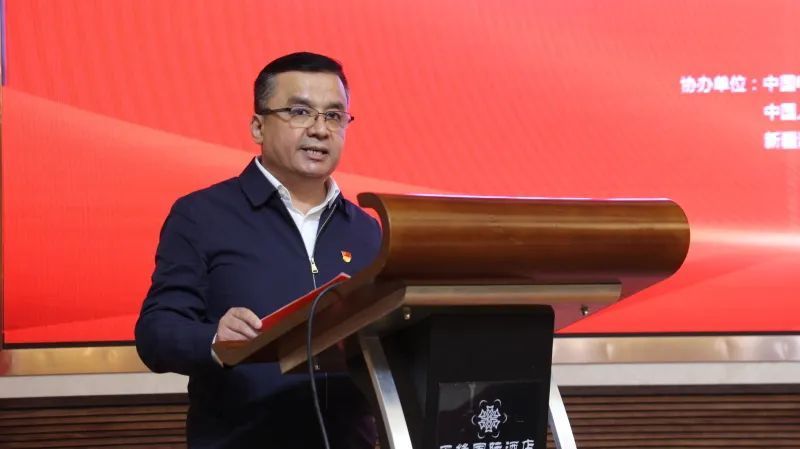 伊宁市委副书记,市长哈米提·阿克木,伊宁市政府副市长夏治国参加会议