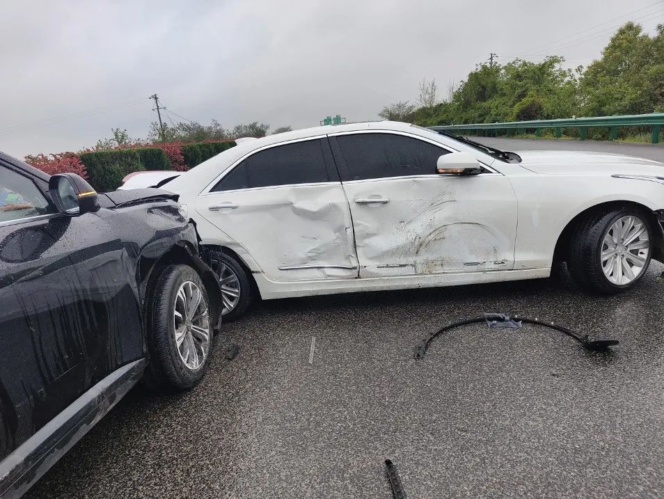 对着最脆弱的侧面撞了上去全因覆车之戒