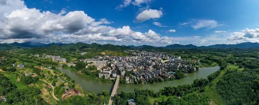 古街是那良镇的特色元素,人称"那良古镇".