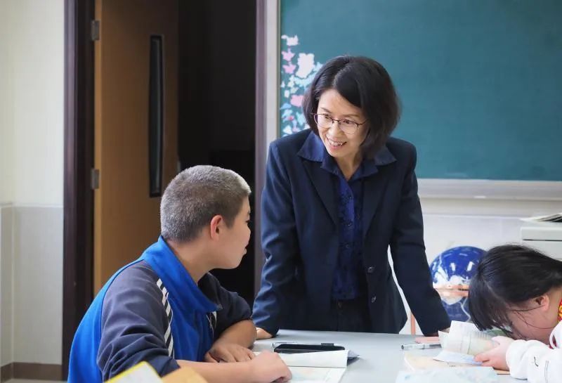 身边好老师|李艳梅:做一束微光 照亮学生前行方向_腾讯新闻