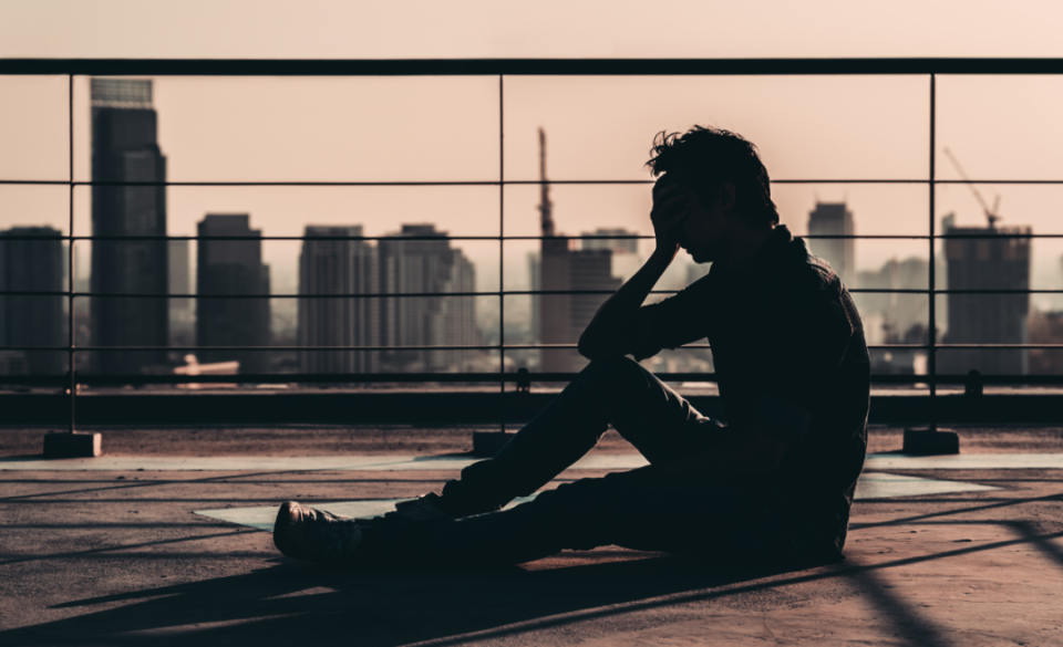 黄某不堪其扰,深受打击,情绪低落.经医院诊断,黄某存在重度抑郁情绪.