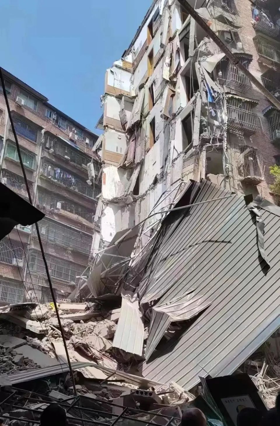 10层危房垮塌当地回应来听新闻