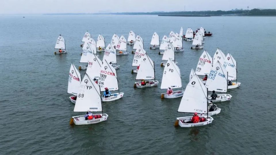 6888号东方绿舟内上海美帆游艇俱乐部在淀山湖畔的美帆游艇俱乐部里