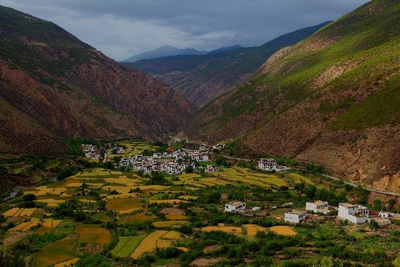 构成了乡城县奇异多彩的旅游景观"小江南"的田园风光绿草如茵的牧场