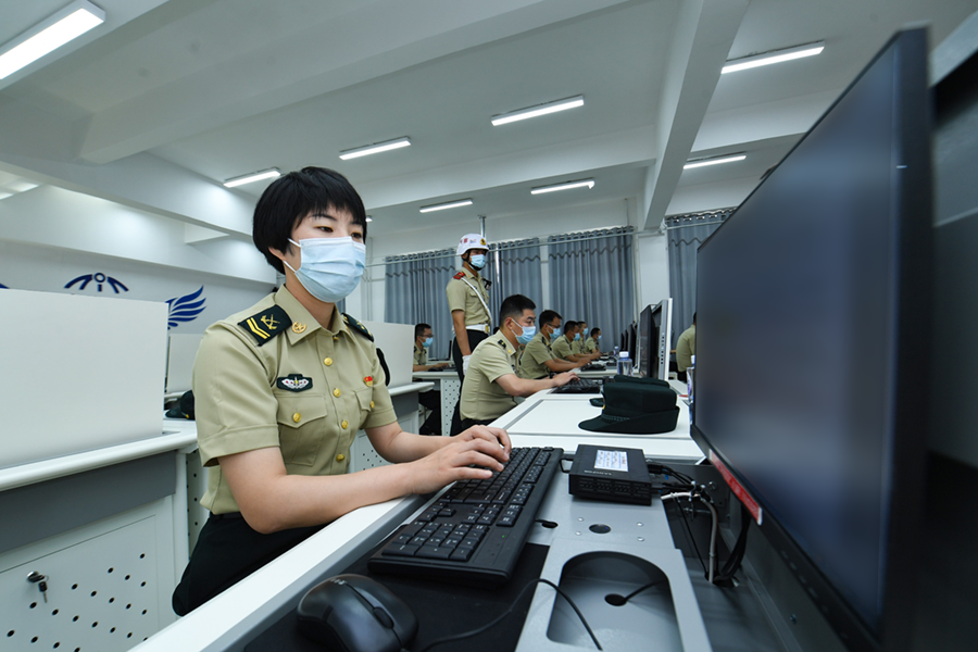 火箭军女兵生活照图片