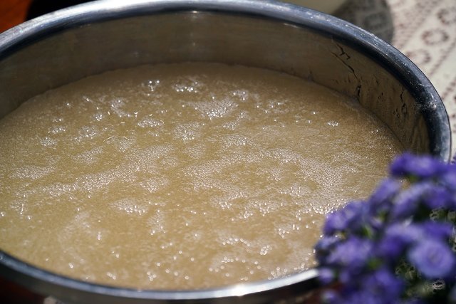 据李奶奶介绍,制作手搓冰粉看似简单实则大有讲究.