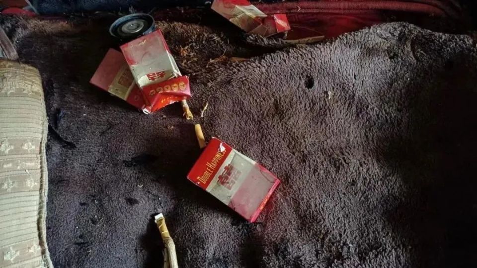 为该男子卧床吸烟时未燃尽的烟蒂掉落至床铺上引燃床上被褥等可燃物