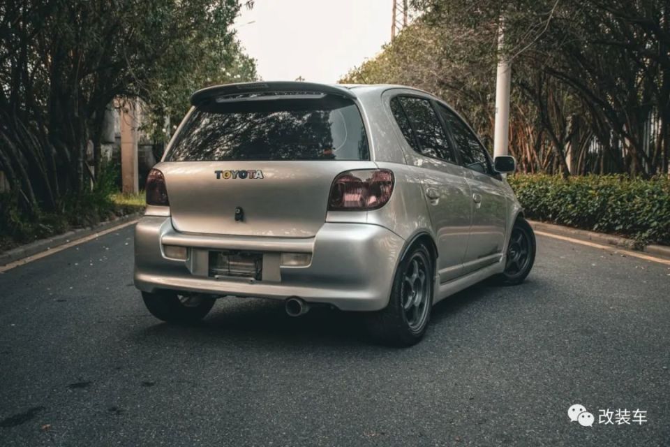 花15万打造的竞技走街范丰田威姿多少有点扮猪吃老虎的感觉