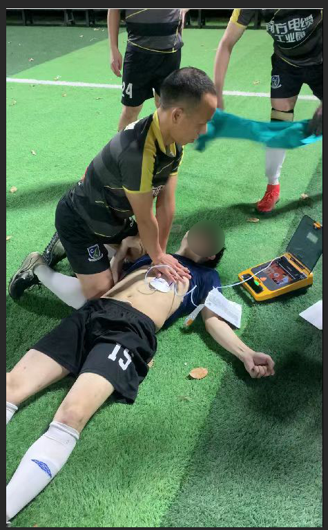 佛山一男子踢足球时突然晕倒,这个老师跪地6分钟抢回一条命!