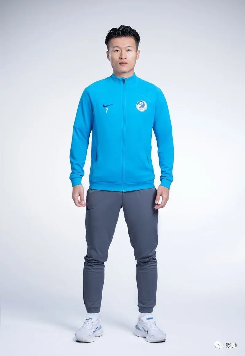中超大连人2023官方全身标准照32张,谢晖与林良铭等弟子大秀身材