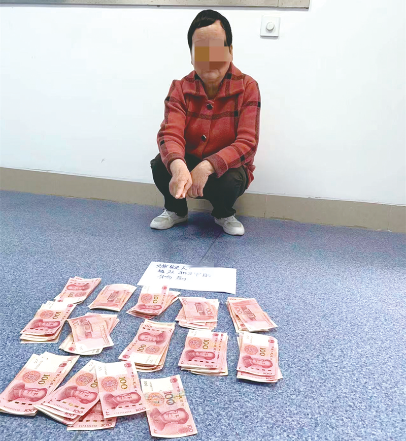 盗窃来的现金    (南宁市公安局高新分局供图)心圩派出所民警农斌介绍